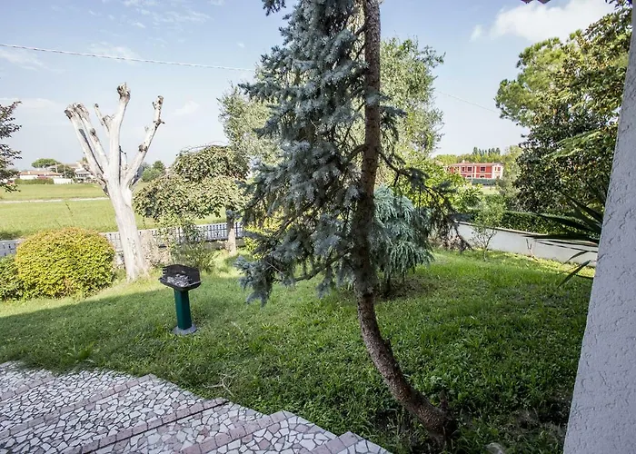 Villa - Via Postale 63/a *