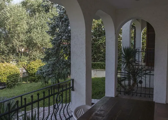 - Via Postale 63/a Vila *